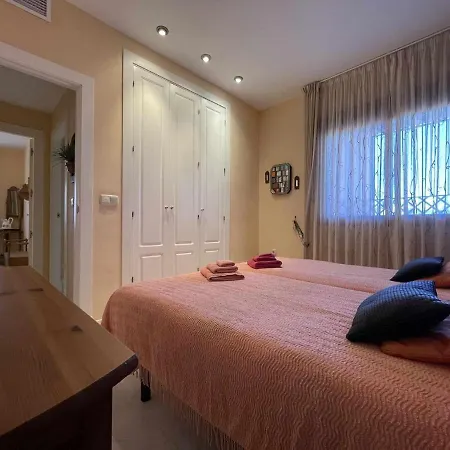 Apartamento En Planta Baja Con Amplia Terraza De 64m2 Totalmente Equipa Motril